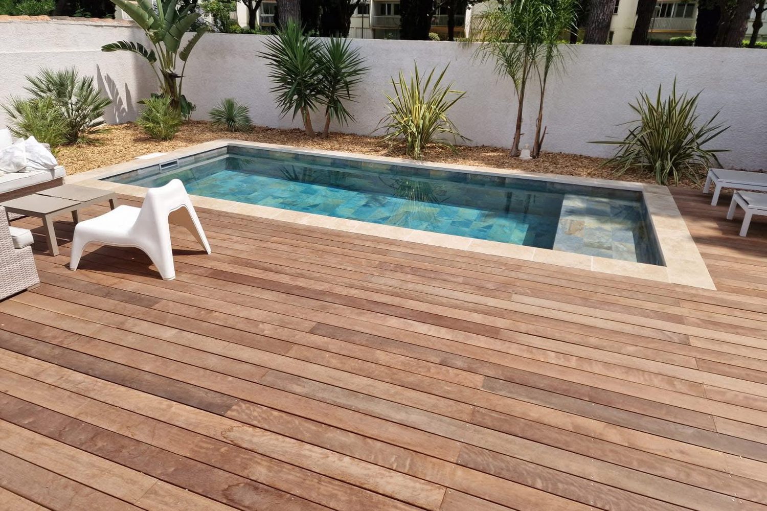 Piscine béton avec plage immergée — Mas contemporain, Luberon