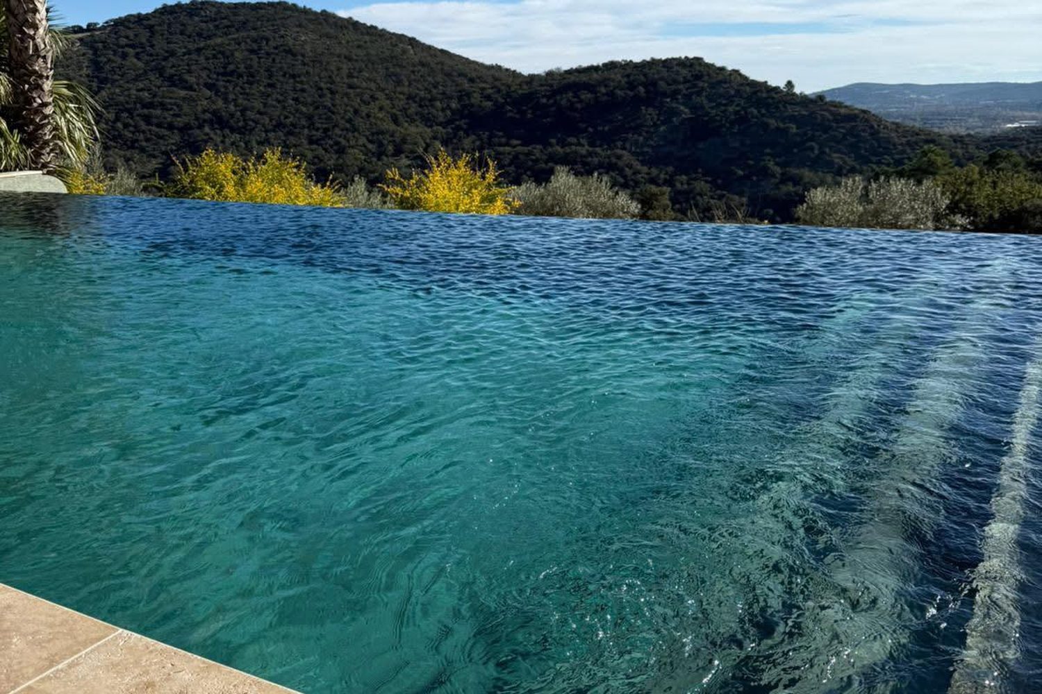 Piscine béton à débordement — Résidence Calanque, Cassis