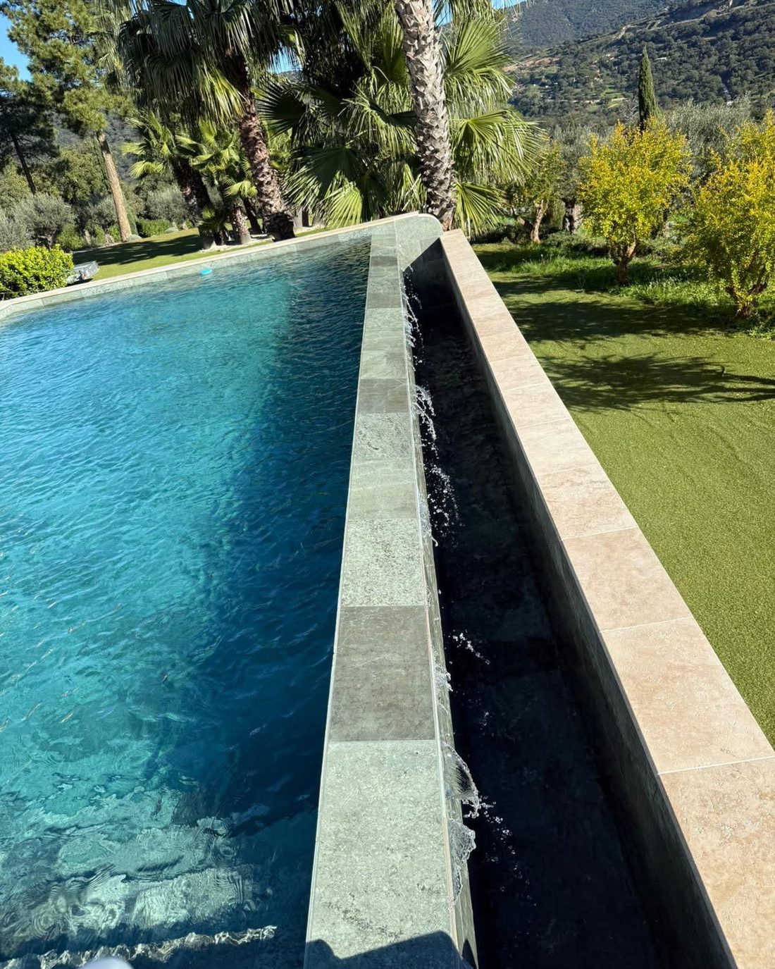 Piscine béton à bassin miroir — Villa des Oliviers, Aix-en-Provence