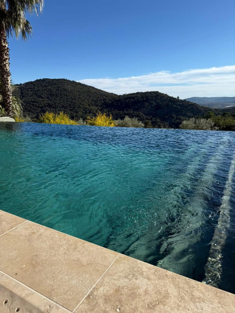 Piscine béton sur-mesure Reflets d’ici — horizon